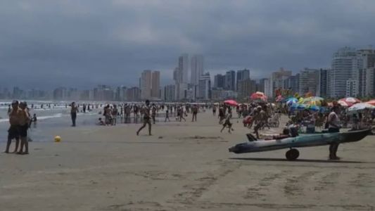 O ciclone já está bem distante, mas temos os ventos, em torno de 50 a 60 km/h, e as chuvas que, apesar de não serem fortes, atingem a região.