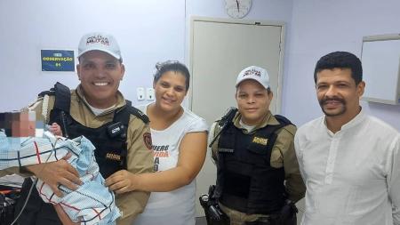 A mãe, Mariangela de Lima de Oliveira, e o bebê já estão em casa, junto do papai Fábio Júnio