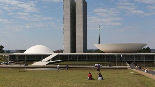 Na Câmara, 34 das 102 propostas consideradas urgentes aguardam para serem postas em discussão pelos parlamentares; no Senado, duas de 17 propostas ainda seguem em espera