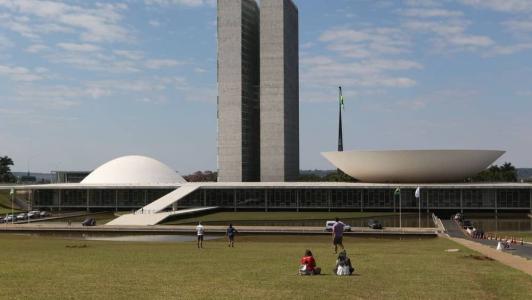 Na Câmara, 34 das 102 propostas consideradas urgentes aguardam para serem postas em discussão pelos parlamentares; no Senado, duas de 17 propostas ainda seguem em espera