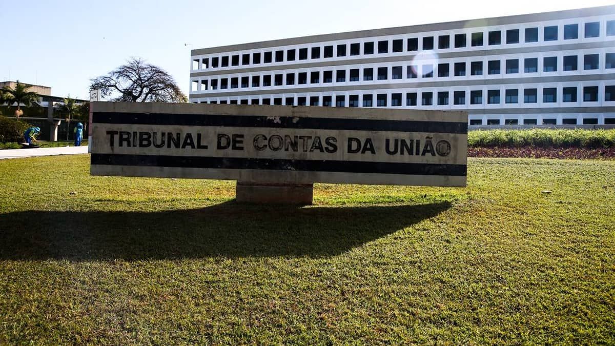 EXCLUSIVO: TCU identifica 128 presentes incorporados indevidamente ao acervo privado de Bolsonaro