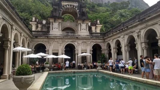 A piscina, que fica ao lado uma cafeteria, geralmente fica fechada, e os frequentadores costumam se reunir em seu entorno para uma disputada foto