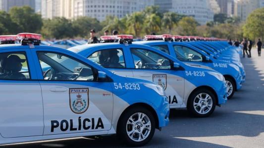 Um adolescente de 17 anos e uma menina de 5 morreram baleados na manhã desse sábado (12), após ações da Polícia Militar na Ilha do Governador, zona norte do Rio de Janeiro