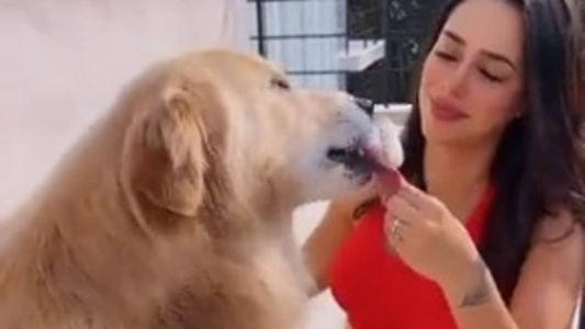 Em registro fofo com seu cachorro, a influenciadora está com o anel de ouro branco que ganhou em 2022 do jogador