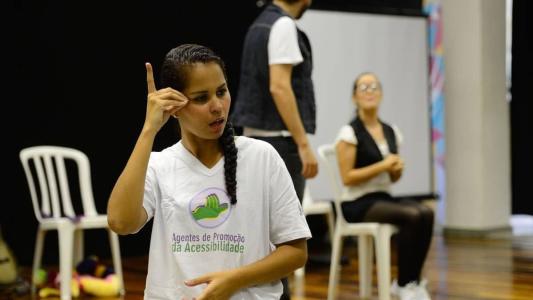 Como marco simbólico, o Brasil comemora hoje, 26 de setembro, o Dia Nacional dos Surdos