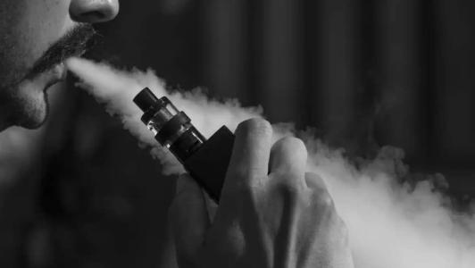Nesta sexta-feira (1º), a diretoria colegiada da Agência Nacional de Vigilância Sanitária (Anvisa) avalia se coloca em consulta pública a regulamentação de cigarros eletrônicos no Brasil