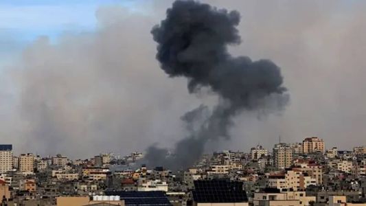 Fumaça em Gaza após bombardeio israelense neste sábado (7)