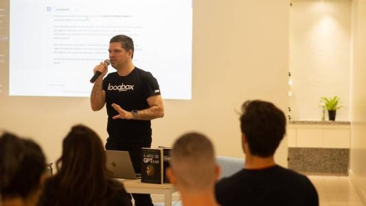 O físico por formação e programador por hobby Rodrigo Murta é CEO da startup paulista Looqbox e esteve no Órbi Conecta, o pincipal hub de inovação e empreendedorismo digital de Minas, para a palestra “A Arte de GPTear na vida e nos negócios"