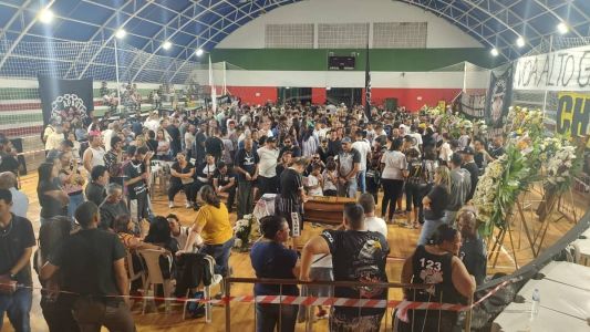 Na segunda-feira (21), seis dos sete corpos chegaram ao velório coletivo  em Pindamonhangaba, sob forte comoção
