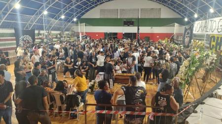 Na segunda-feira (21), seis dos sete corpos chegaram ao velório coletivo em Pindamonhangaba, sob forte comoção