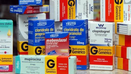 No caso de remédios isentos de prescrição médica, a classe terapêutica e a indicação ficarão dispostas na parte da frente da embalagem