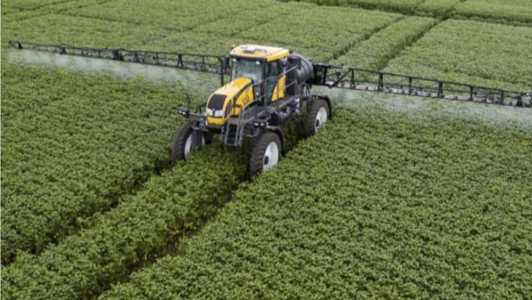 No Brasil, avança no Senado o PL dos defensivos, e o Parlamento Europeu veta mudança nas regras de uso na agricultura