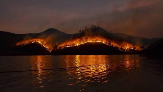 Ocorre um aumento da temperatura terrestre com fortes ondas de calor