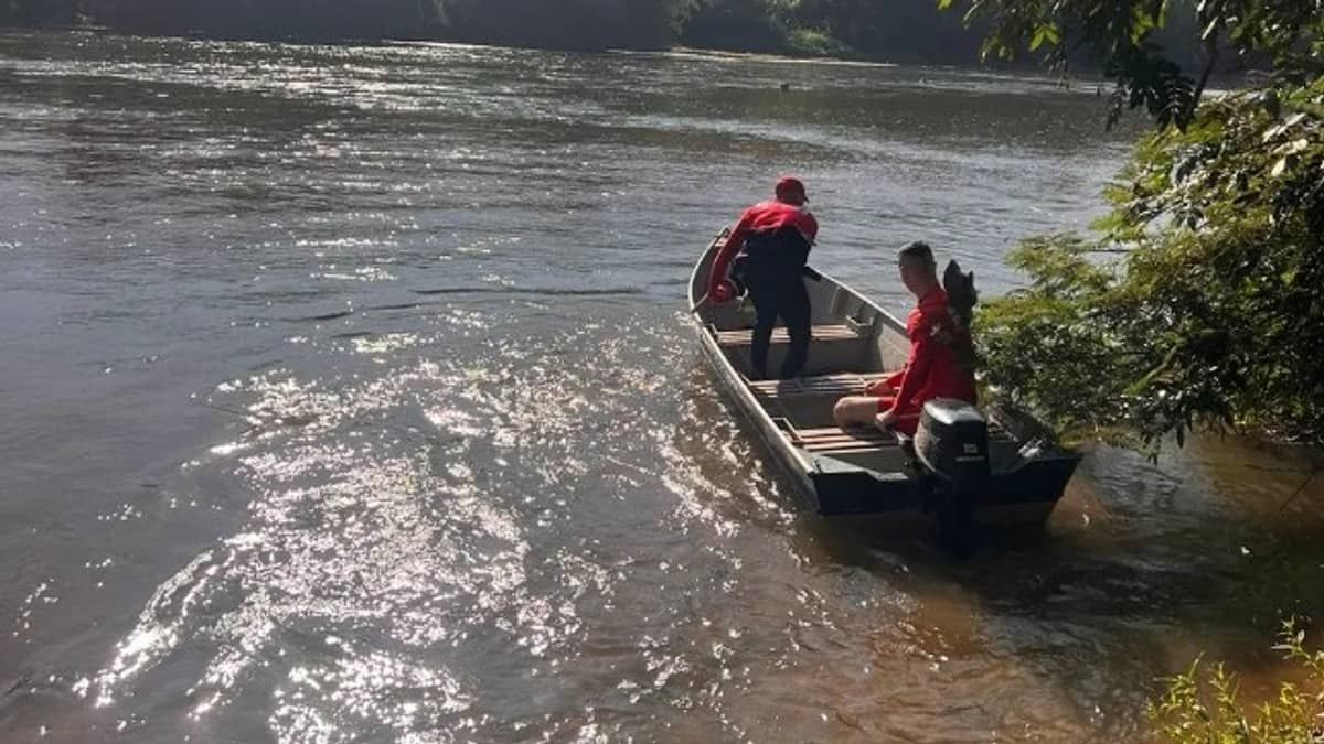 Bombeiros fazem buscas por duas crianças que se afogaram em rio de Naque, leste de Minas