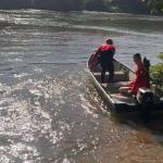 Bombeiros fazem buscas por duas crianças que se afogaram em rio de Naque, leste de Minas