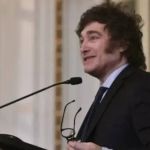 Argentinos aceleram compra de dólares; para Milei, peso não vale nem um “excremento”