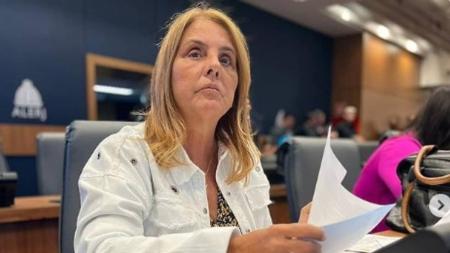 A deputada estadual Lucinha (PSD-RJ) foi obrigada a dirigir para os bandidos em seu carro oficial