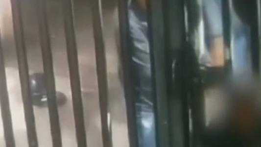 Tiago foi assaltado, espancado e baleado pelos assaltantes. A vítima levou três tiros, sendo um na cabeça e dois de raspão