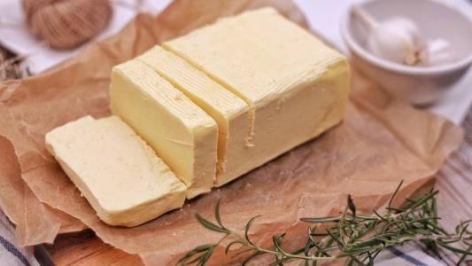 A manteiga faz parte dos ingredientes processados, que devem ser consumidos de forma moderada; já a margarina é contraindicada para o consumo, por ser um produto ultraprocessado