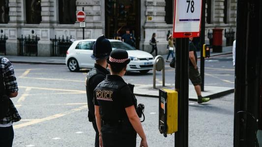 Vários policiais londrinos renunciaram ao porte de armas após a acusação por assassinato de um colega, que matou um jovem negro há um ano.