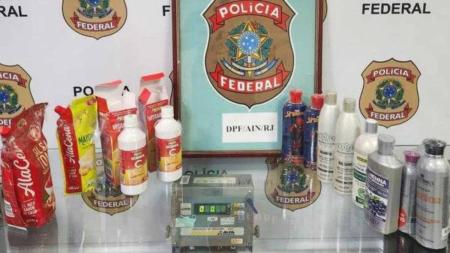 O homem chegou a despachar a mala, onde estavam os frascos de produtos domésticos, alimentícios e medicamentos com a droga