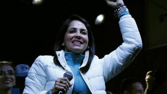 A candidata de esquerda Luisa González (foto), do partido Revolución Ciudadana, e o empresário liberal Daniel Noboa, do movimento Acción Democrática Nacional, disputarão o segundo turno em 15 de outubro