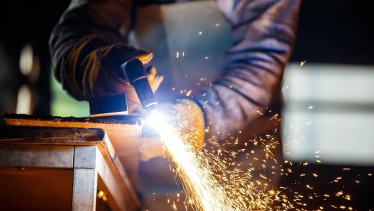 Pelas estimativas da CNI, a agropecuária deve crescer 13,8% neste ano e a indústria, apenas 0,6%