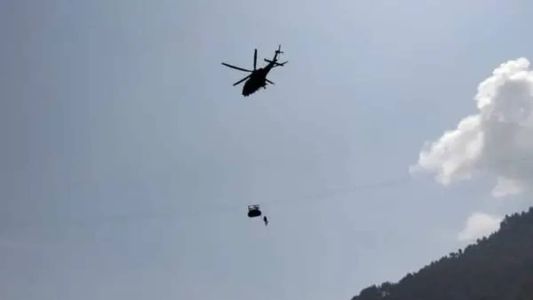 As seis crianças seguiam para escola, acompanhadas por dois adultos, quando o teleférico parou às 7h locais