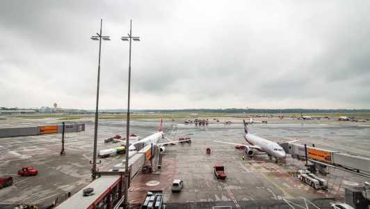 O Aeroporto de Hamburgo, no norte da Alemanha, está fechado desde a noite de sábado, 4