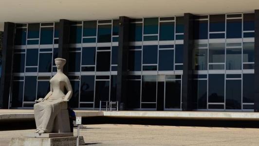 Ficou estabelecido que o casamento civil pode ser dissolvido pela solicitação do divórcio, sem a necessidade prévia da separação judicial