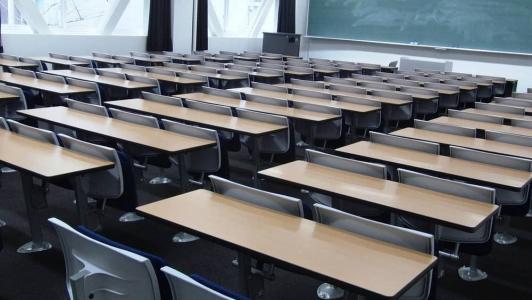 Uma combinação de poluição e fumaça que afeta a região impossibilita a realização de aulas