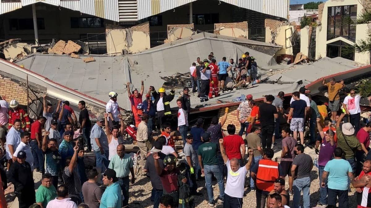 Teto de igreja desaba e causa 10 mortes no México