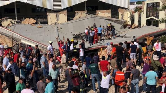 Segundo as autoridades, a queda foi provocada por uma suposta falha na estrutura da paróquia de Santa Cruz, no momento em que 70 pessoas assistiam a uma cerimônia de batizado