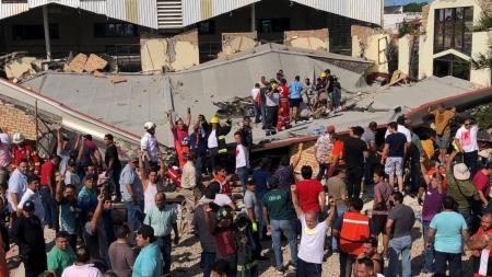 Segundo as autoridades, a queda foi provocada por uma suposta falha na estrutura da paróquia de Santa Cruz, no momento em que 70 pessoas assistiam a uma cerimônia de batizado