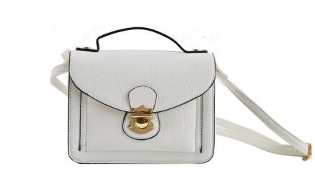 Entre as mercadorias apreendidas estavam bolsas, roupas e sapatos