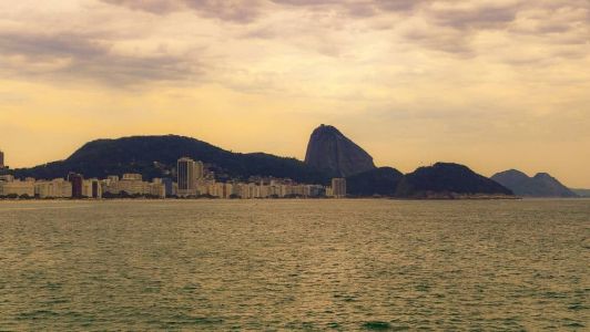 O corpo foi localizado na altura da Linha Vermelha, pela Guarda Municipal, e encaminhado ao Instituto Médico Legal (IML) para identificação