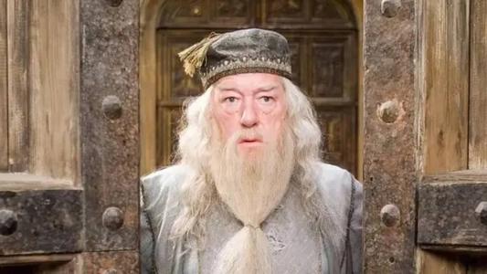 Michael Gambon, ator que viveu o eterno diretor de Hoghwart, morreu nesta quinta-feira (28) aos 82 anos