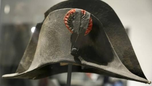 A venda do chapéu emblemático começou com o preço de 500.000 euros (544.000 dólares) e superou com folga a avaliação inicial de entre 600.000 e 800.000 euros (entre 650.000 e 870.000 dólares)