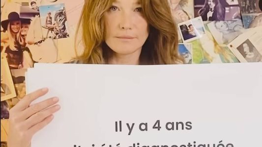 "Há quatro anos fui diagnosticada com câncer de mama", a ex-primeira dama contou em silêncio, enquanto deslizava folhas de papel com a mensagem