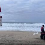 Bombeiros entram no terceiro dia de buscas por adolescente que desapareceu após onda gigante no RJ