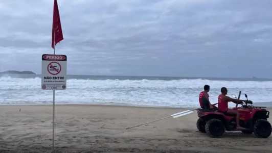 Segundo o Corpo de Bombeiros, no mesmo local onde o adolescente se afogou, outros dois homens, vítimas de afogamento, foram resgatados com vida e receberam atendimento