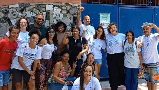 Colabores do Voa Papagaio! se reúnem na porta da escola onde acontecem as aulas para oferecer os kits e chamar carros de aplicativo para levar os candidatos até os locais de prova