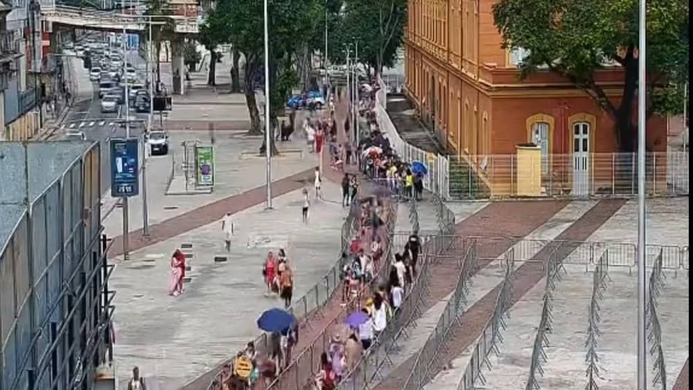 Vídeo: centenas de fãs encaram calor intenso e fazem filas para show da Taylor Swift no RJ
