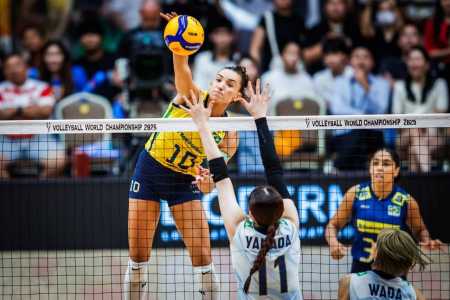 Gabi, da Seleção Brasileira, em ação contra o Japão pelo Mundial Feminino de Vôlei
