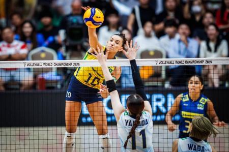 Gabi, da Seleção Brasileira, em ação contra o Japão pelo Mundial Feminino de Vôlei