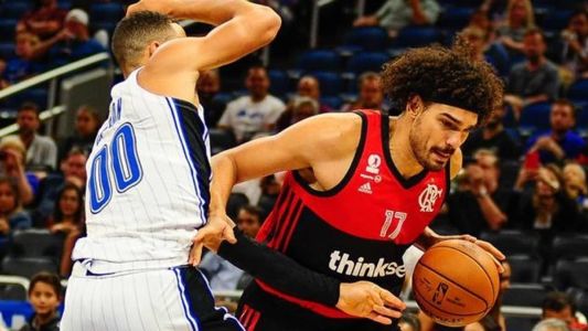 Aaron Gordon e Anderson Varejão, ala-pivôs de Orlando Magic e Flamengo, em jogo amistoso em 2018