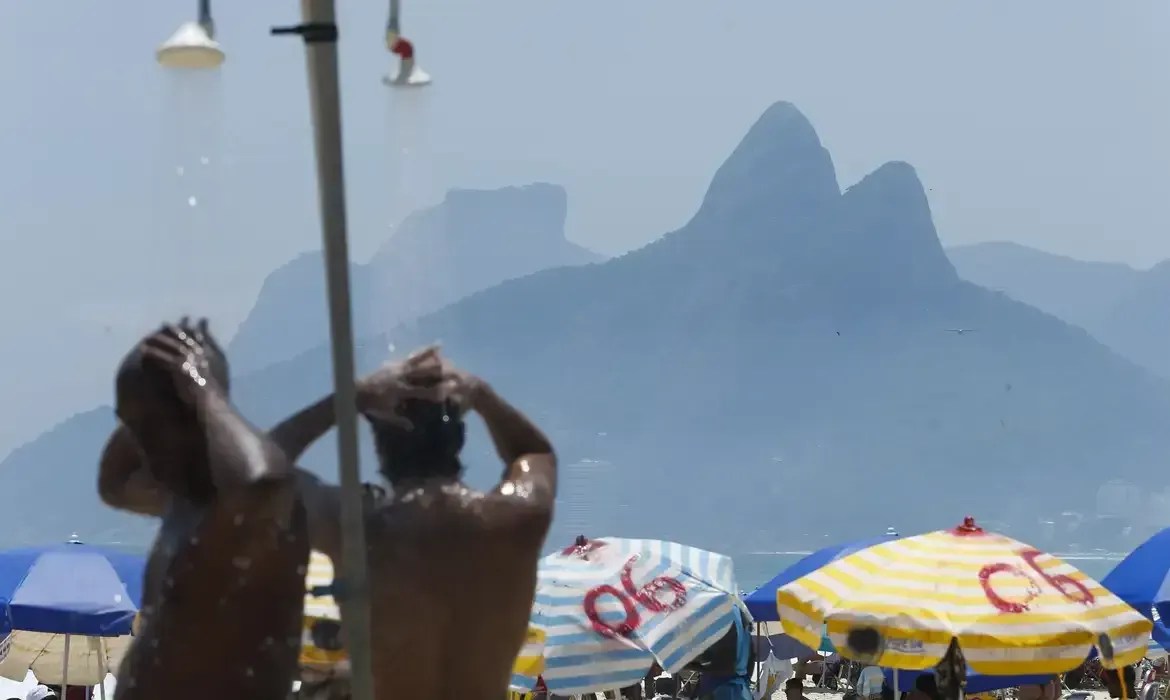 Rio de Janeiro bate novo recorde com sensação térmica de 62,2ºC  neste domingo (17)
