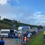 Batida entre van e caminhão deixa ferido na BR-381, na Grande BH