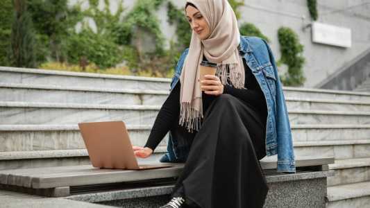 Abaya é essa túnica, muito utilizada nos países arábes