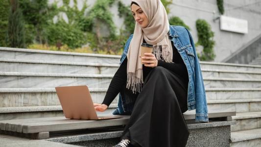 Abaya é essa túnica, muito utilizada nos países arábes